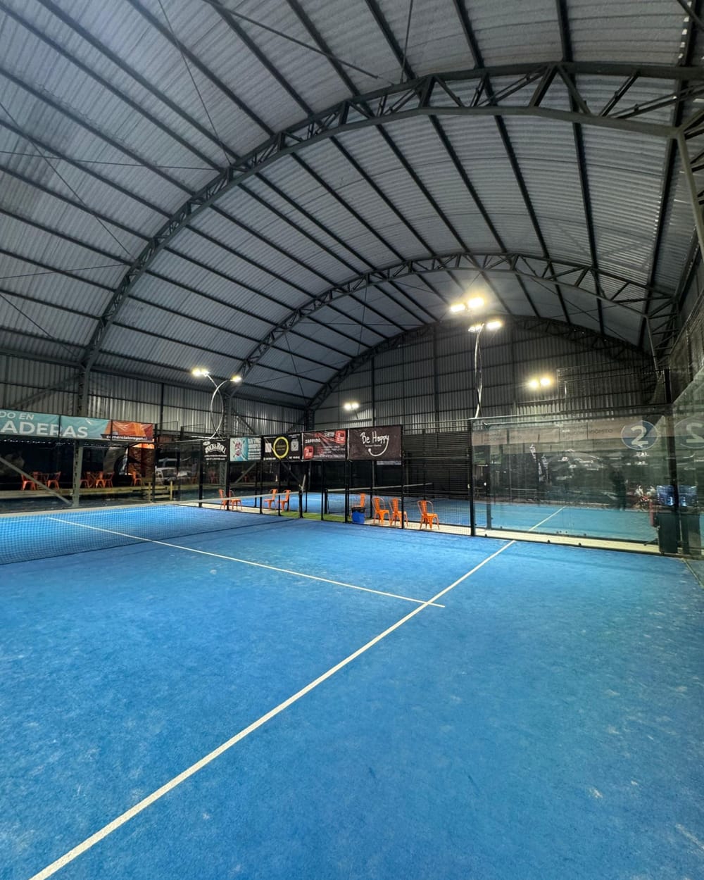 Cancha indoor de Padel del Lago con techo de unos 10 metros de altura, iluminación LED y vidrio templado